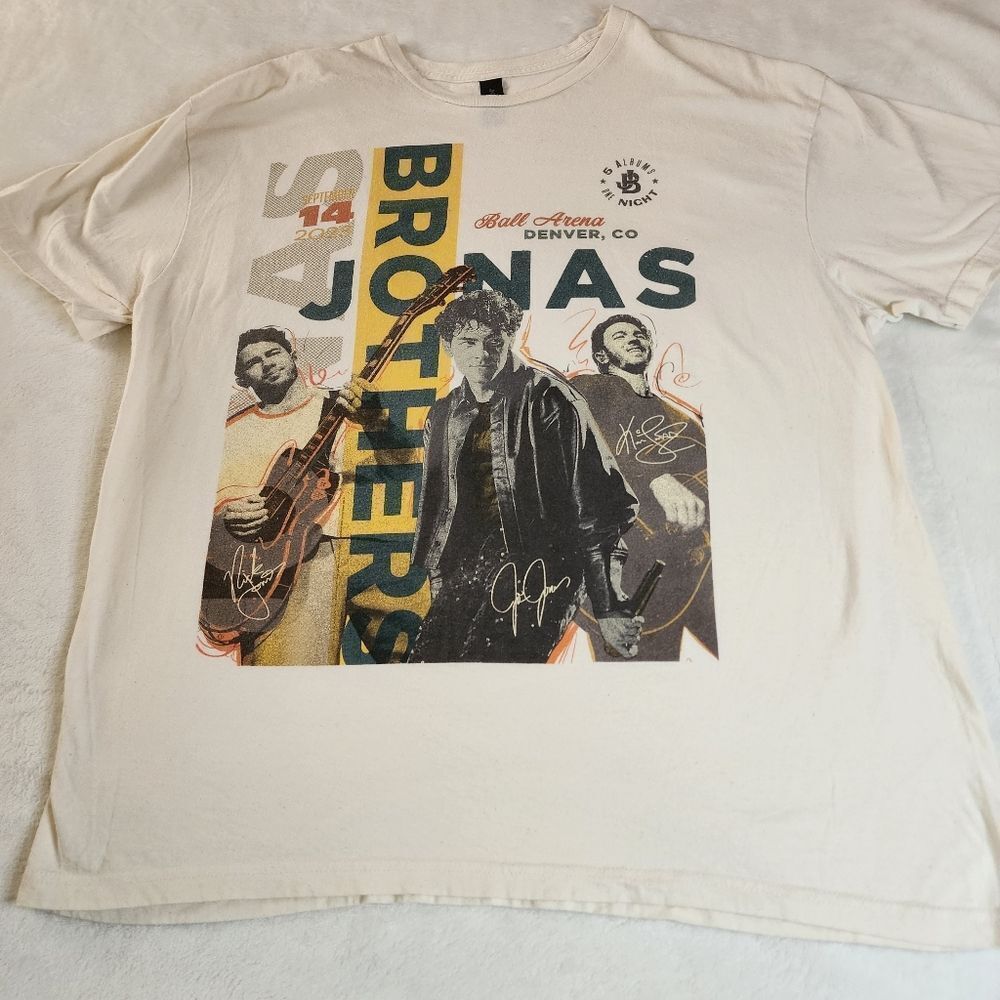 Gildan Jonas Brothers Ball Arena Denver Colo Cream Tshirt With Graphics Size XL